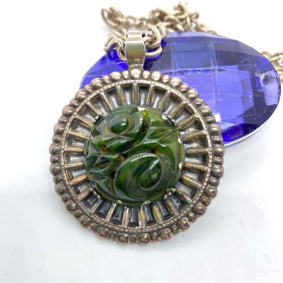 Carved Green Bakelite Necklace Vintage on Silvertone Chain - Picture 3 of 10
